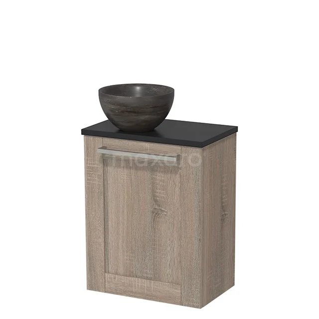 Houten badkamerkast met zwarte waskom, eiken look, metalen handgreep en compact ontwerp voor moderne badkamers.