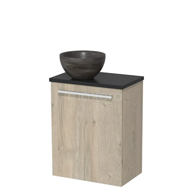 Houten badkamerkast met zwart blad, keramische waskom en metalen handgreep; modern design voor stijlvolle badkameropslag.