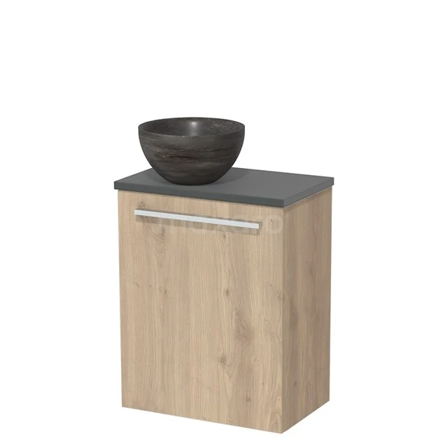Houten badkamerkast met grijs stenen blad en keramische waskom, modern design en geschikt voor compacte badkamers.