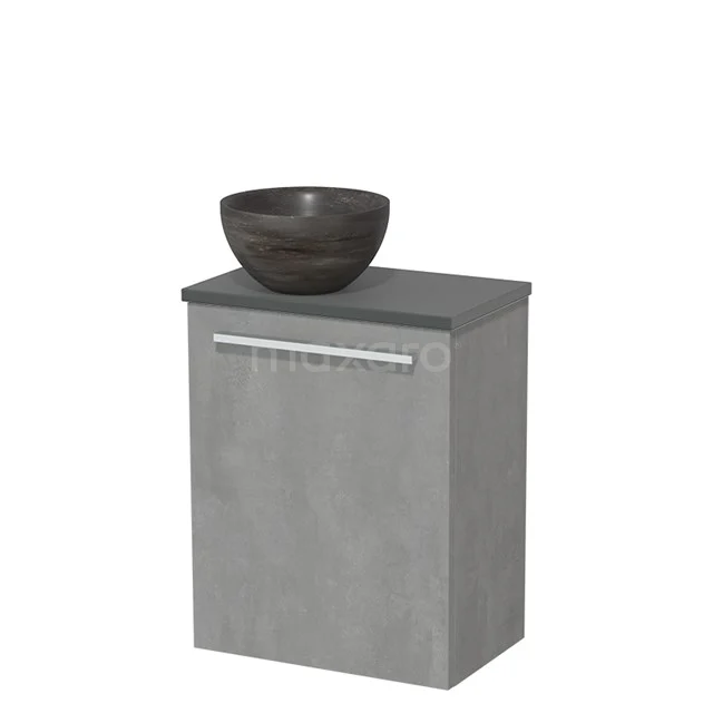 Grijze betonlook badkamerkast met wastafelkom in donker keramiek, strak design met metalen handgreep.