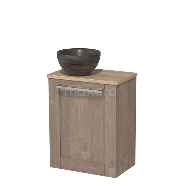 Houten badkamermeubel met rustieke afwerking, inclusief zwart keramische waskom en metalen handgreep, compact design.