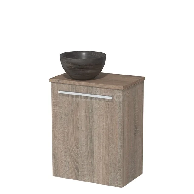 Houten badkamerkast met natuurlijke houtlook, metalen handgreep en keramische waskom in grijze afwerking.
