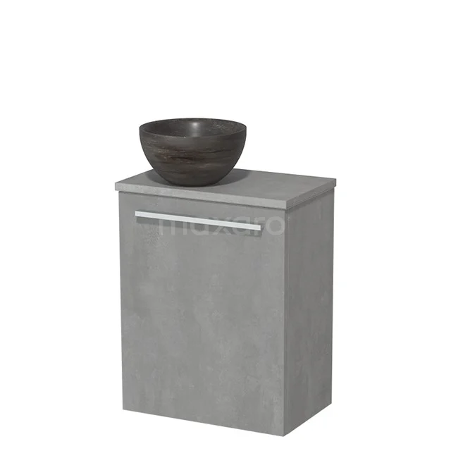 Grijs hangend badkamermeubel met betonlook, enkeldeurs en donkere keramische waskom, compact design voor moderne badkamers.