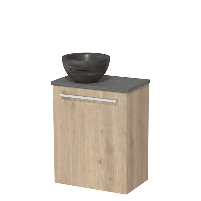 Houten badkamerkast met grijs stenen blad en donkere keramische waskom, ideaal voor een stijlvolle en compacte badkamerruimte.
