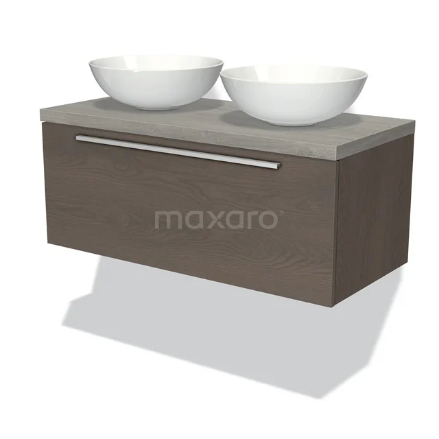 Moderne hängende Badschrank in Holzoptik, mit doppelten weißen keramischen Aufsatzwaschbecken und einem silbernen Haltegriff.