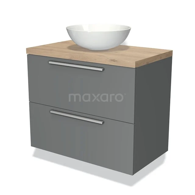Grijze badkamermeubel met houten blad, witte opzetwastafel en metalen handgrepen; modern en strak ontwerp.