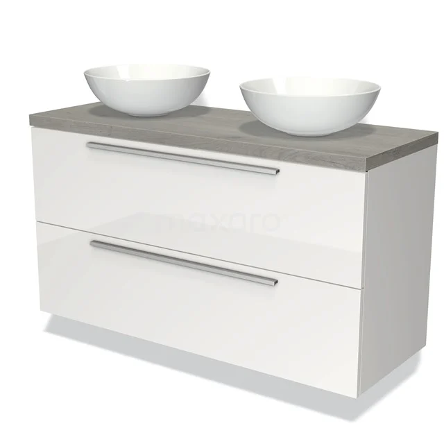 Weißes Hochglanz-Badmöbel mit Betongrau Platte, doppelten Aufsatzwaschbecken und metallischen Griffen, modernes und räumliches Design.