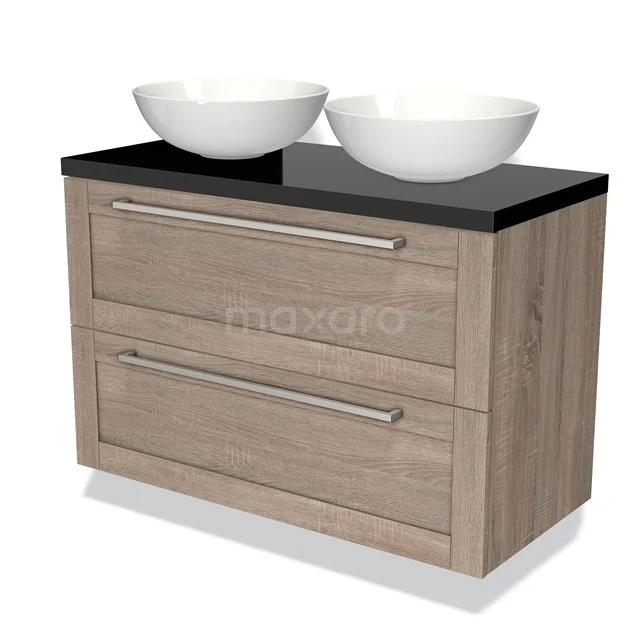 Modern badkamermeubel in houtlook met zwarte bovenblad, dubbele witte waskommen en metalen handgrepen.