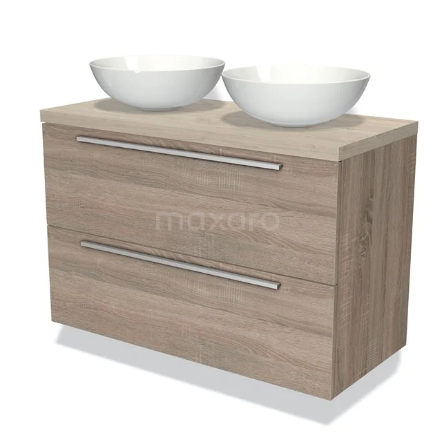 Houten badkamermeubel met twee witte waskommen, moderne vormgeving en chromen handgrepen, ideaal voor een stijlvolle badkamer.