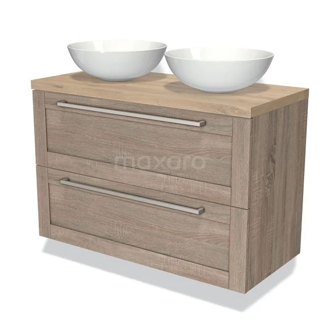 Houten badkamermeubel met twee witte waskommen, dubbele lades en chique RVS handgrepen voor een moderne uitstraling.