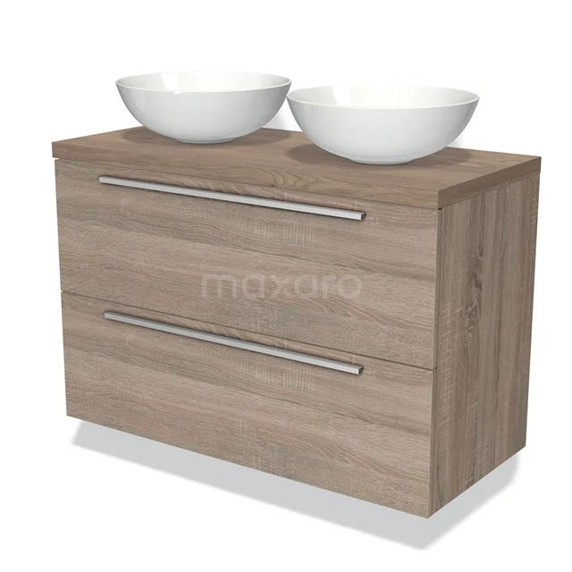 Houten badkamermeubel met twee witte waskommen, moderne stijl, voorzien van dubbele lades met lange zilveren handgrepen.