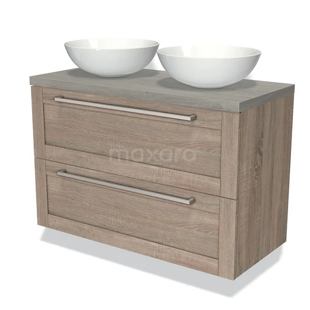 Houten badkamermeubel met twee witte waskommen, grijze betonnen blad en metalen handgrepen, perfect voor een moderne badkamerstijl.