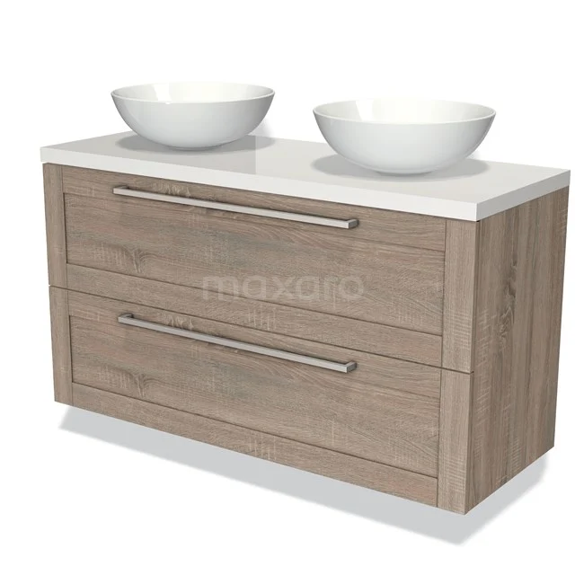 Houten badkamermeubel met twee witte waskommen, modern design, dubbele lades met metalen grepen.