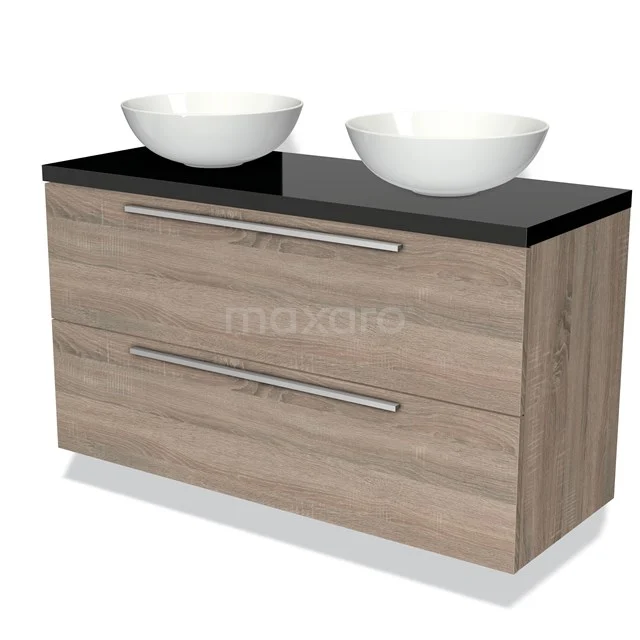 Houten badkamermeubel met twee witte waskommen, zwarte bovenplaat en metalen handgrepen voor een moderne badkameruitstraling.