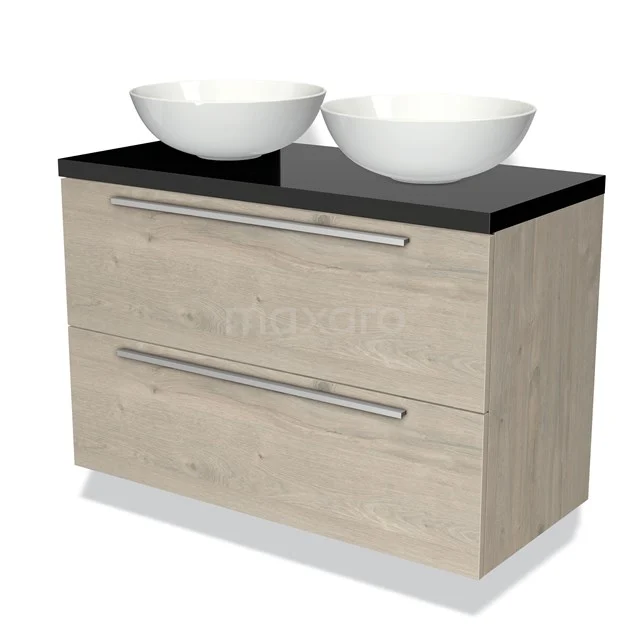 Houten badkamermeubel met twee witte ronde waskommen en zwarte bovenkant, moderne uitstraling met metalen handgrepen.