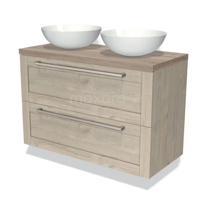 Houten badkamermeubel met gelakte houten afwerking, twee moderne witte waskommen en luxe metalen handgrepen.