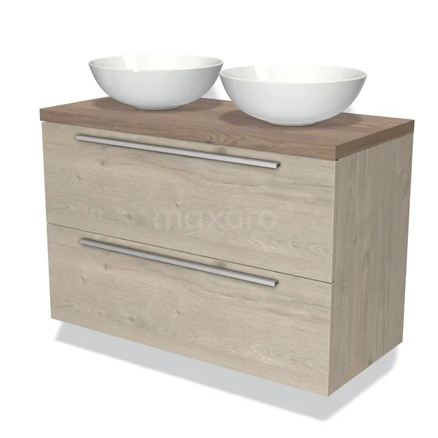 Houten badkamermeubel met twee witte waskommen, moderne lades en metalen handgrepen voor stijlvolle badkameropslag.