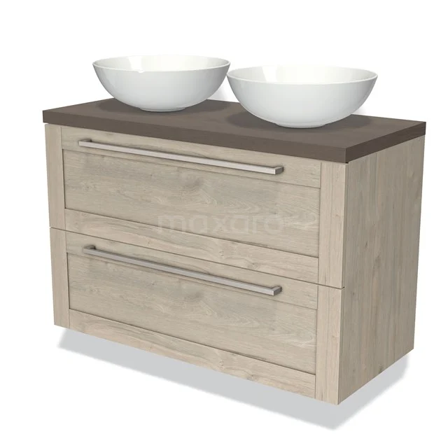 Houten badkamermeubel met twee witte waskommen, donker houten blad en metalen grepen, ideaal voor een moderne badkamer.