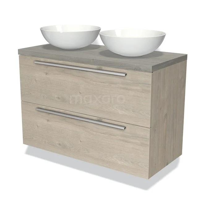 Houten badkamermeubel met twee witte waskommen, grijs blad, moderne metalen handgrepen, ideaal voor een stijlvolle badkamer.
