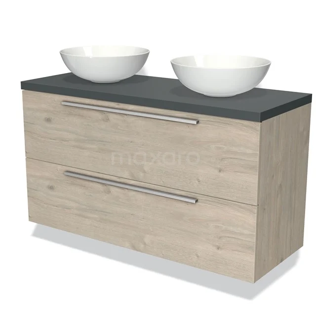 Houten badkamermeubel met twee witte keramische waskommen, donker werkblad, en brede metalen grepen.
