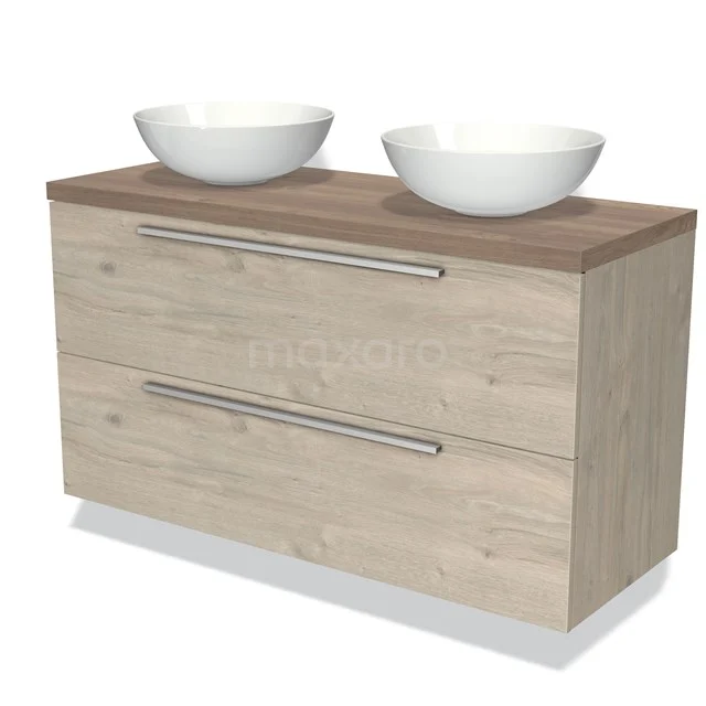 Houten badkamermeubel met twee keramische waskommen, licht eiken afwerking en metalen handgrepen.