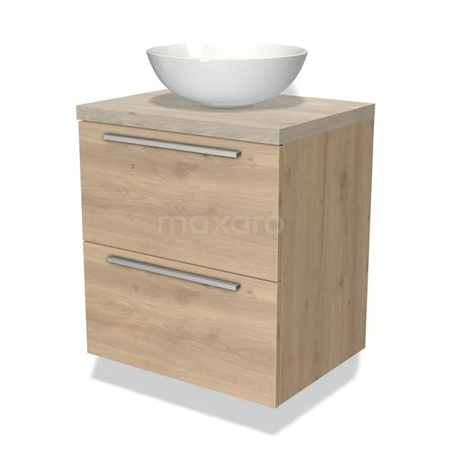 Houten badkamermeubel met twee lades, een wit keramisch waskom en strakke metalen handgrepen, ideaal voor moderne badkamers.