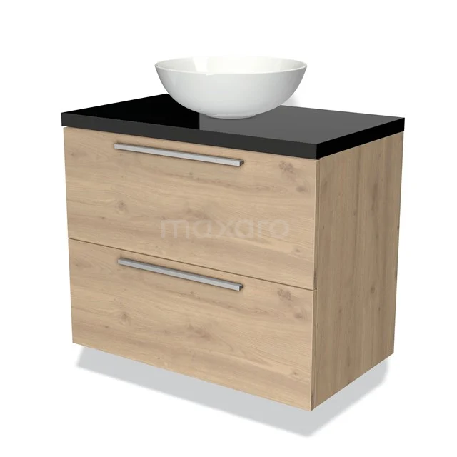 Houten badkamermeubel met zwarte wasbak, twee metalen handgrepen en een matwitte opzetkom; modern en compact ontwerp.