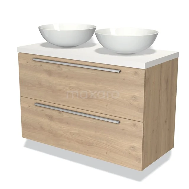 Houten badkamermeubel met twee keramische waskommen, minimalistisch design en metalen grepen, ideaal voor moderne badkamers.