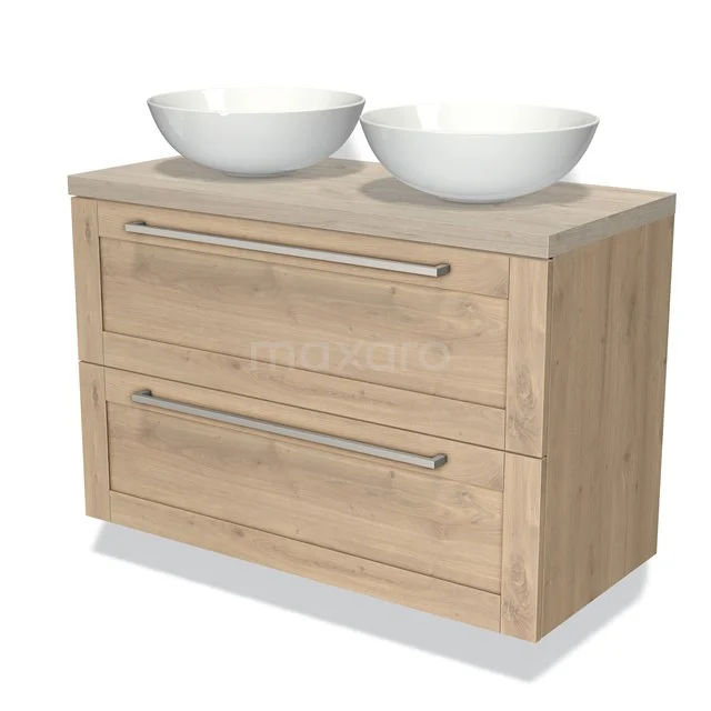 Houten badkamermeubel met dubbele waskom, eikenlook afwerking en twee lades met zilverkleurige handgrepen.