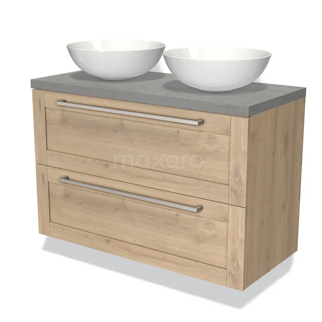 Houten badkamermeubel met twee witte waskommen, grijs blad en metalen grepen, ideaal voor een moderne badkamerstijl.