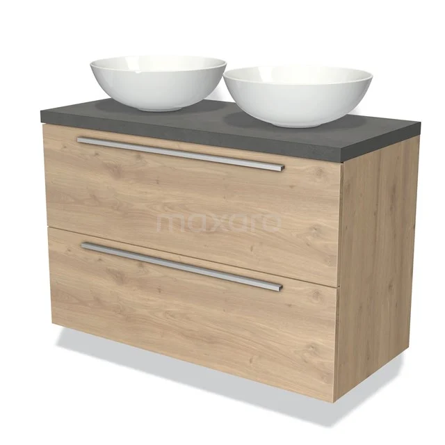 Hölzernes Badmöbel mit doppeltem Aufsatzwaschbecken, grauer Platte und metallischen Haltegriffen; modernes Design, ideal für stilvolle Bäder.