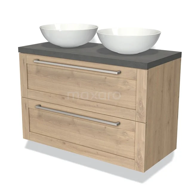 Houten badkamermeubel met twee witte opzetwaskommen, grijs blad en moderne metalen handgrepen, ideaal voor een stijlvolle badkamer.