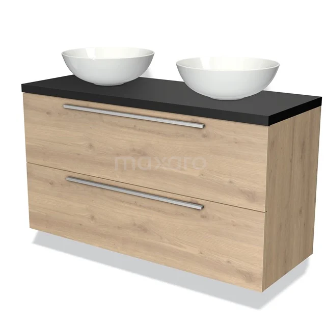 Houten badkamermeubel met twee witte waskommen, zwart blad en metalen grepen; ideaal voor een moderne badkamerstijl.