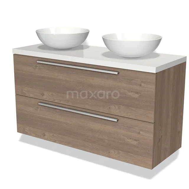 Houten badkamermeubel met twee witte waskommen, strak design en chromen grepen voor een moderne badkamerstijl.