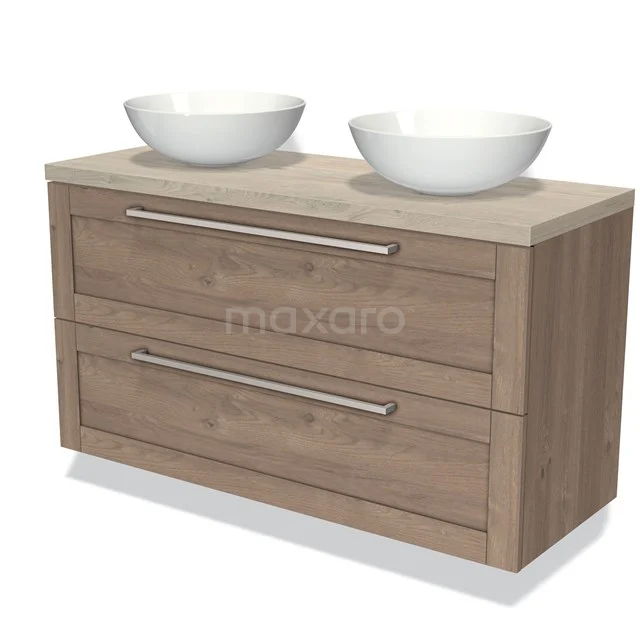 Houten badkamermeubel met twee witte waskommen, modern design, dubbele lades en metalen handgrepen.