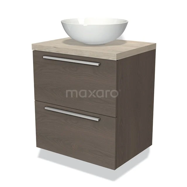 Houten badkamermeubel met moderne wastafel, ladegreep van metaal en een minimalistisch design in donker eiken kleur.