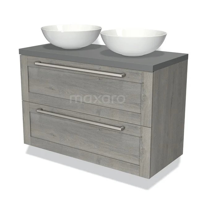 Houten badkamermeubel met grijze wastafelblad, twee witte waskommen en metalen handgrepen; modern en functioneel ontwerp.