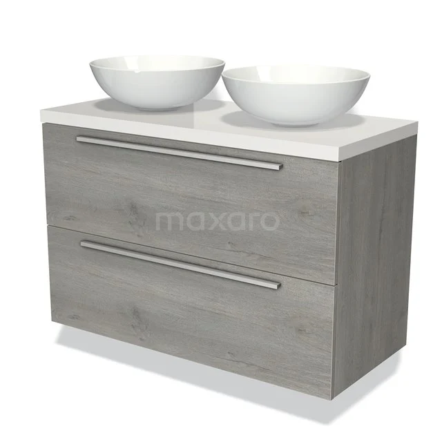 Grijze houten badkamermeubel met dubbele witte keramische waskommen en RVS handgrepen, ideaal voor moderne badkamers.