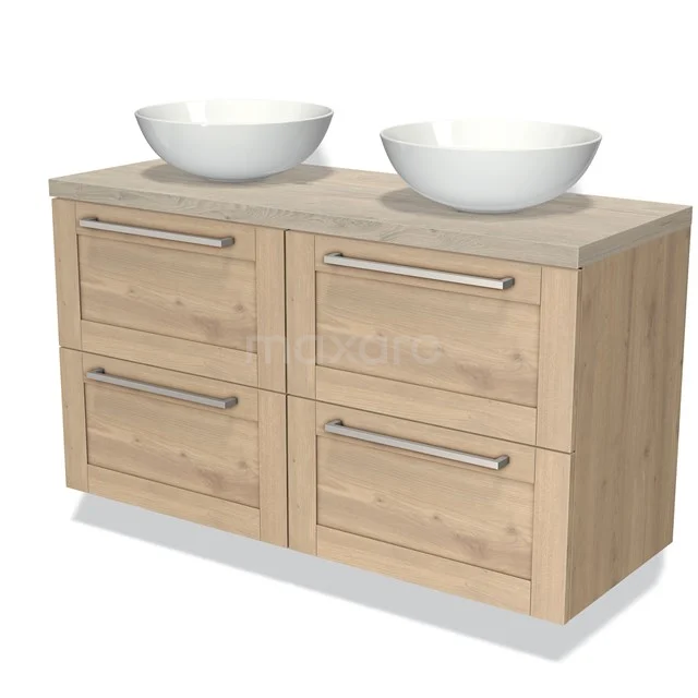 Houten badkamermeubel met twee keramische waskommen, lichte houtkleur, strak design en vier lades met metalen handgrepen.