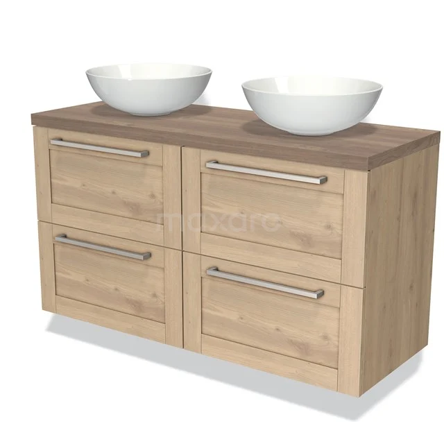 Houten badkamermeubel met dubbele waskommen, licht eiken afwerking en metalen grepen, perfect voor een moderne badkamer.