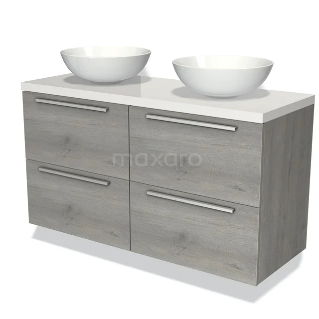Houten badkamermeubel met twee witte opbouwwastafels, grijze afwerking en moderne metalen grepen.