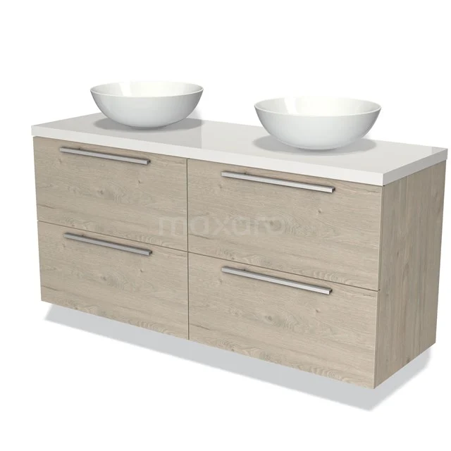 Houten badkamermeubel met vier lades, dubbele witte waskommen en chromen handgrepen, ideaal voor moderne badkamerinrichting.