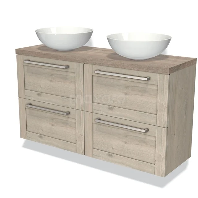 Houten badkamermeubel met dubbele wastafel, lichte eiken finish, vier lades en moderne metalen handgrepen.