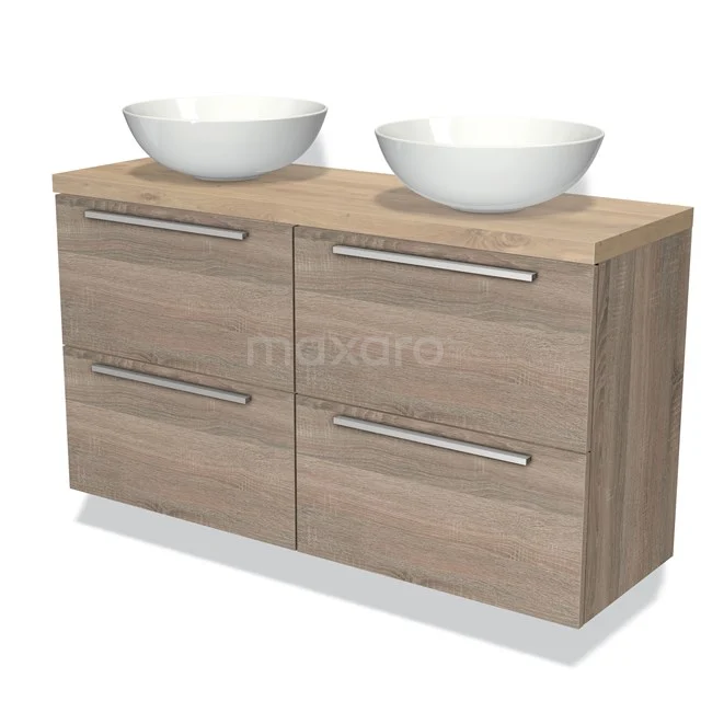 Houten badkamermeubel met dubbele waskom, kastjes met metalen grepen en moderne afwerking.