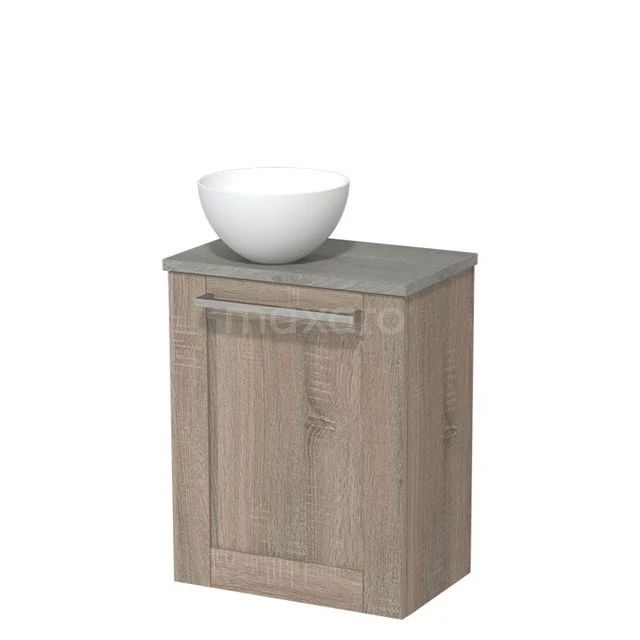 Houten badkamermeubel met witte waskom, eikenlook kast en grijze blad, perfect voor moderne badkamerinrichting.