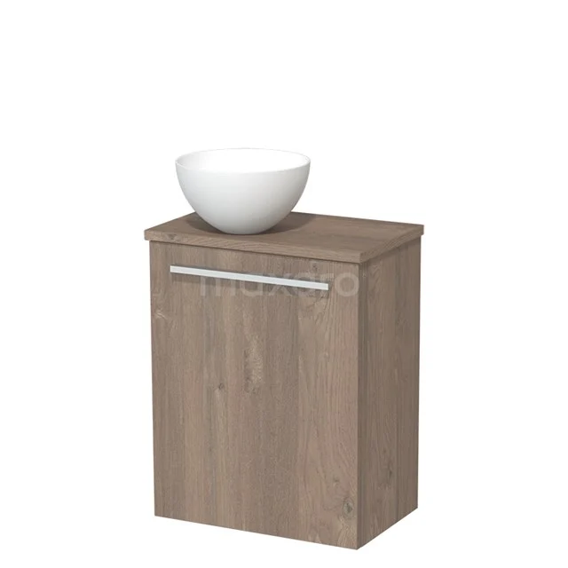 Houten badkamermeubel met waskom, eikenlook, en metalen handgreep; compact ontwerp voor moderne badkamers.