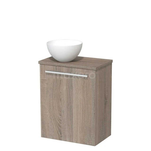 Houten badkamermeubel met licht eiken look, chromen handgreep en een witte waskom, ideaal voor een moderne badkamer.