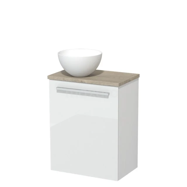Witte badkamerkast met houten blad, keramische waskom en chromen handgreep, ideaal voor modern badkamerinterieur.