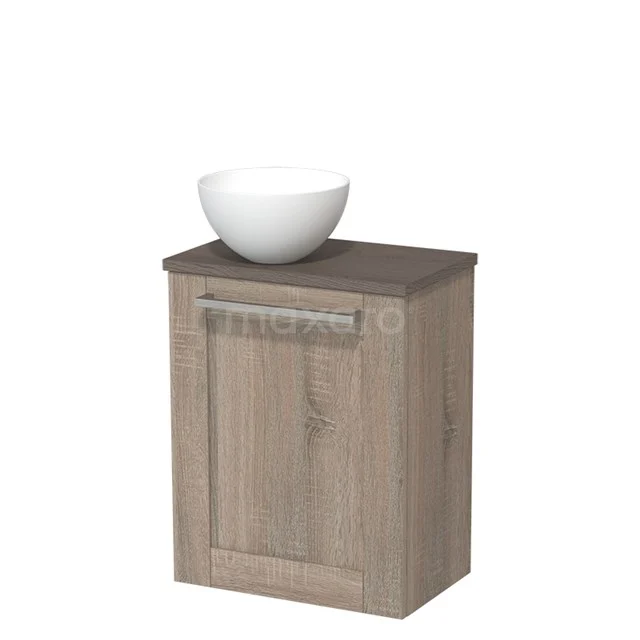Houten badkamerkast met eikenlook, voorzien van een witte waskom, ideaal voor een moderne en natuurlijke badkamerstijl.