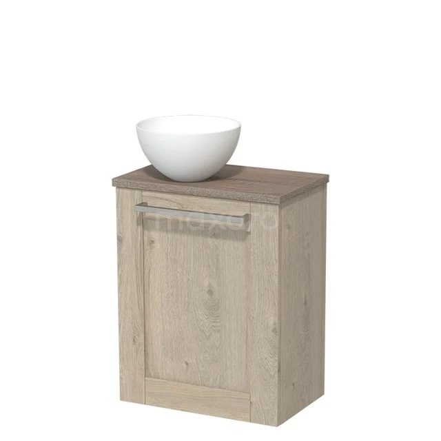 Compact houten badkamerkastje met vintage uitstraling, voorzien van witte opzetwaskom en praktische opbergruimte.